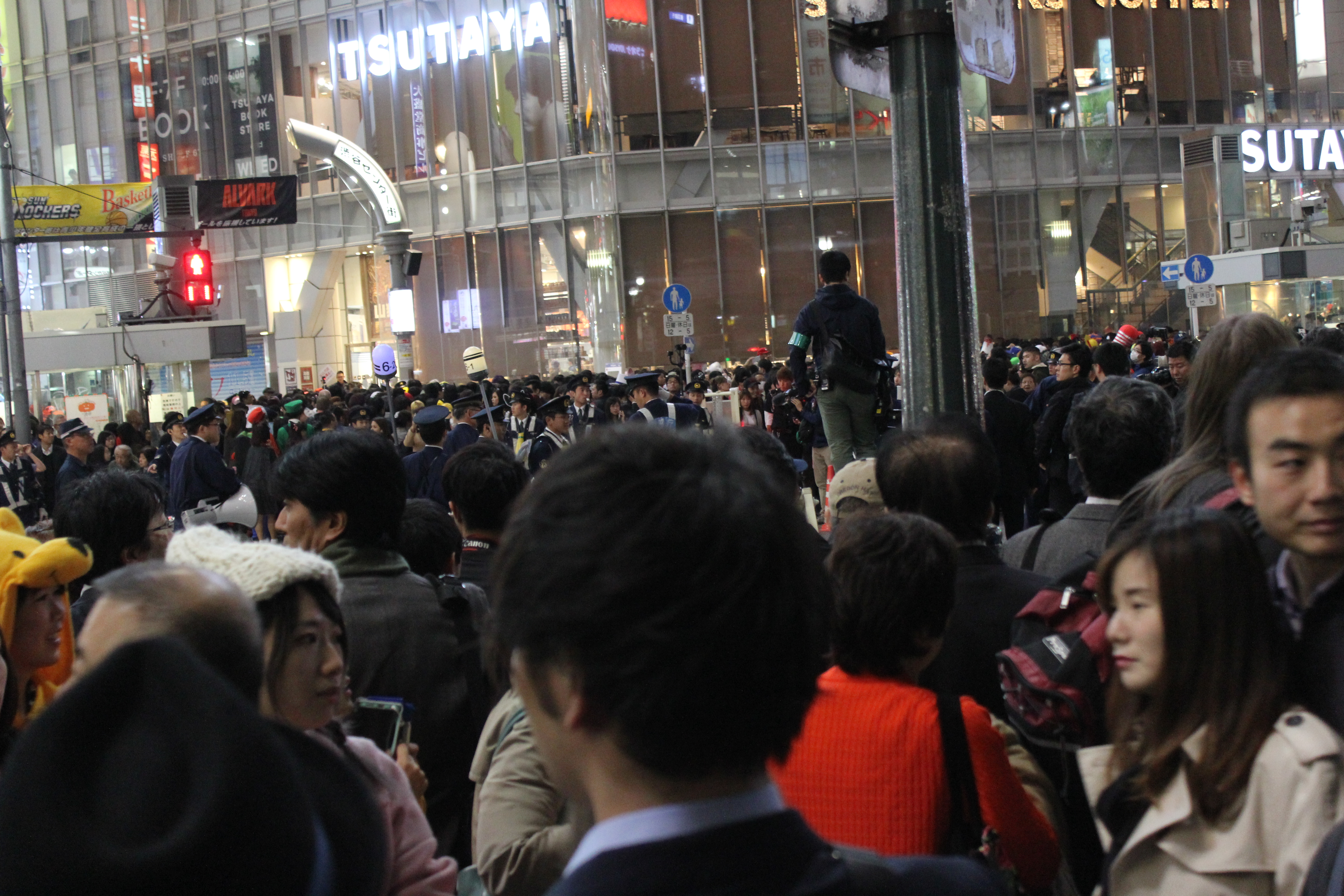 【写真】JKとJDで溢れる渋谷ハロウィン当日！  非日常を求める10代たち