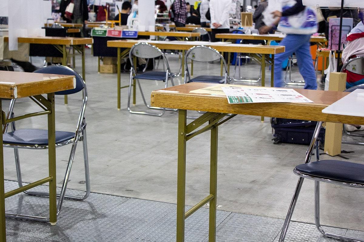 元々間隔をあけていたのもあるが、延期の影響か空席も