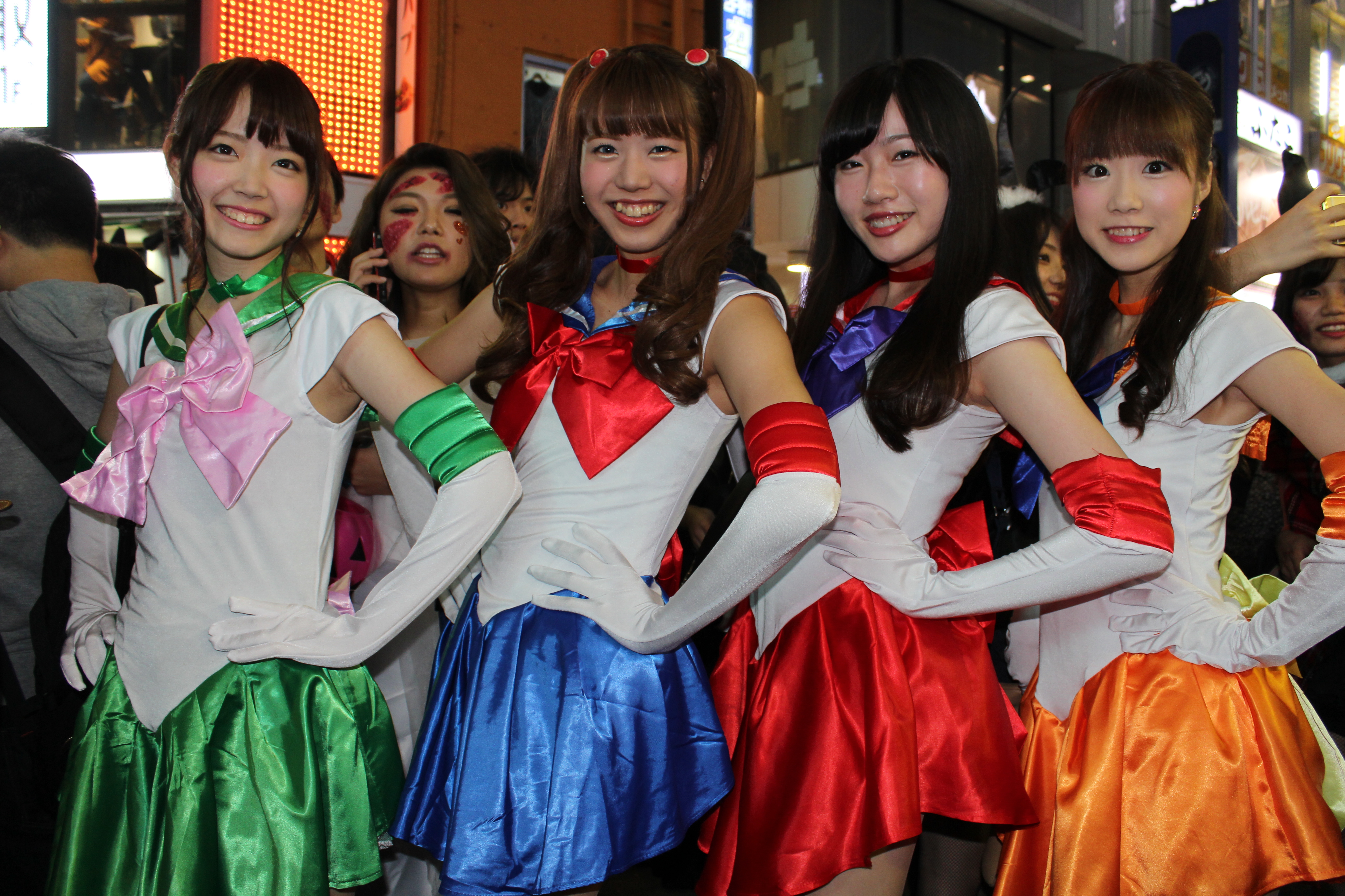 【写真】JKとJDで溢れる渋谷ハロウィン当日！  非日常を求める10代たち