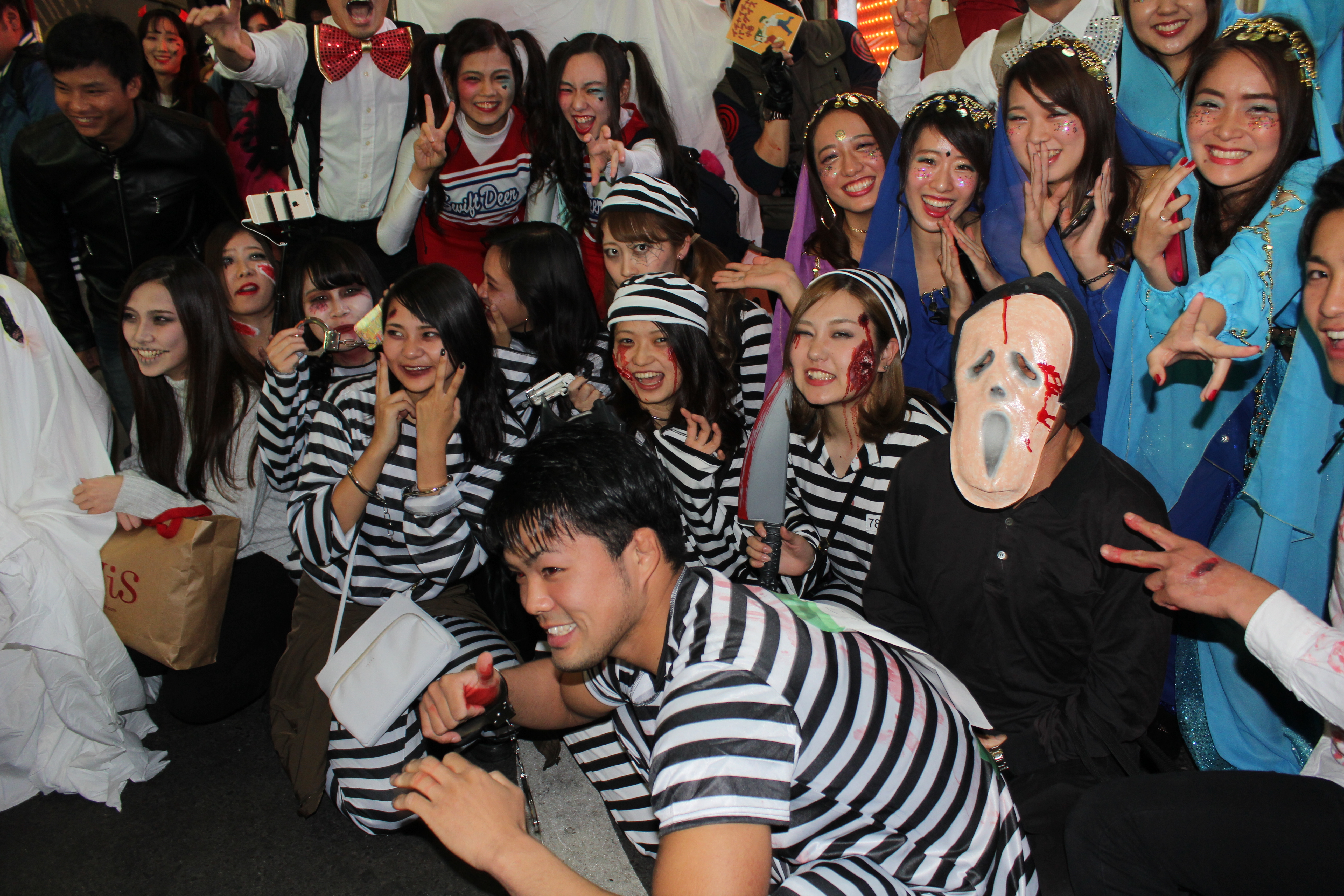 【写真】JKとJDで溢れる渋谷ハロウィン当日！  非日常を求める10代たち