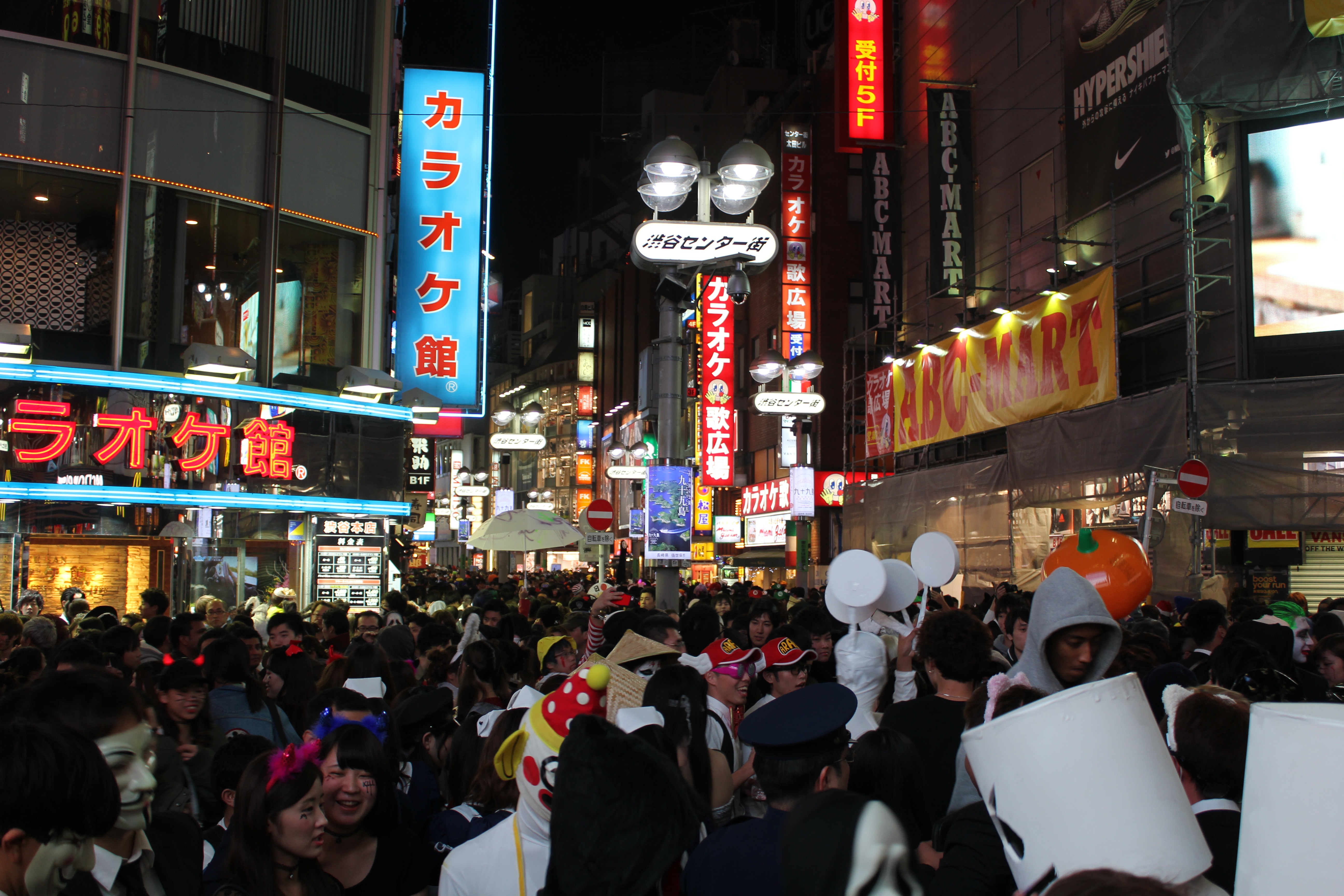 【写真】JKとJDで溢れる渋谷ハロウィン当日！  非日常を求める10代たち