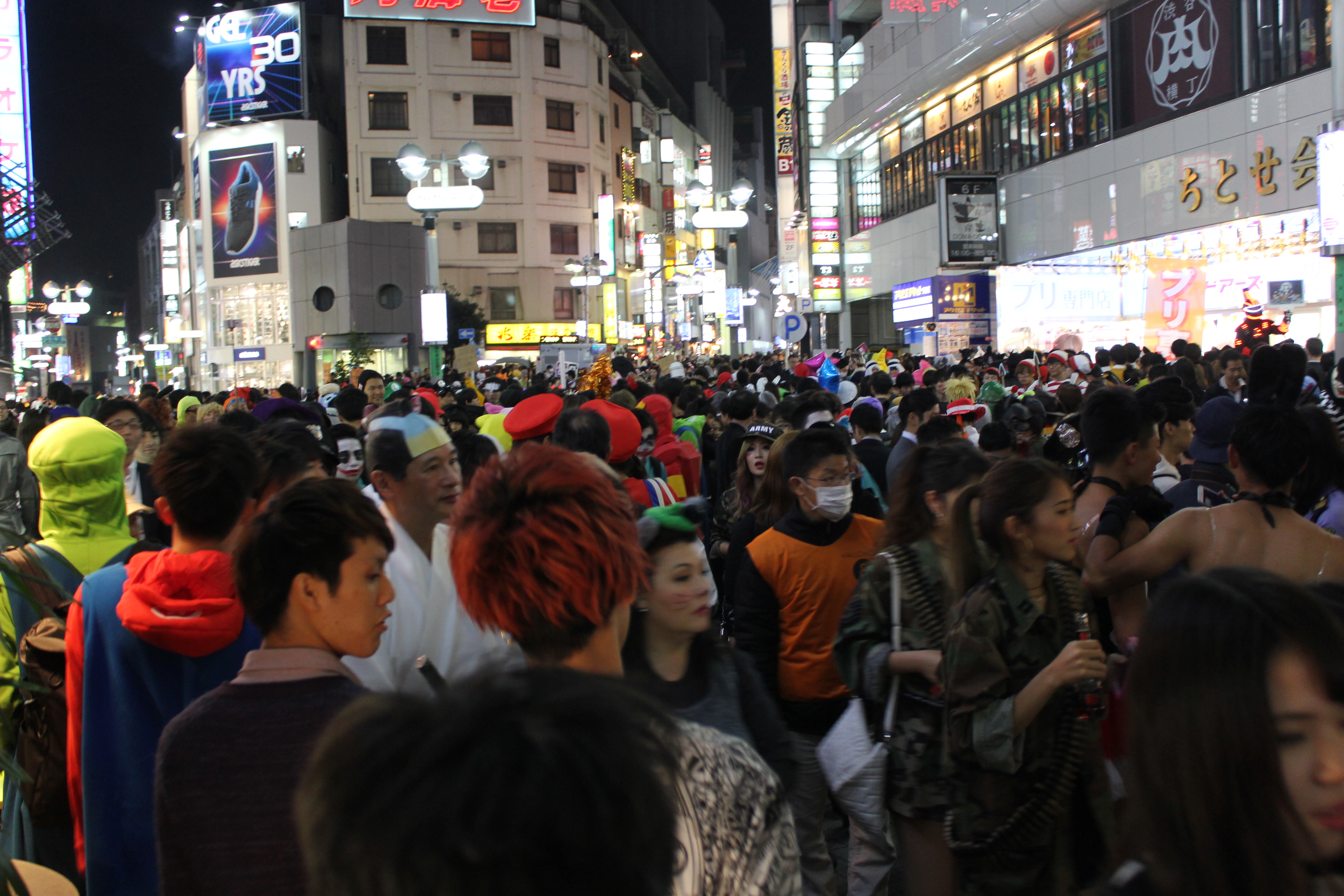 【写真】JKとJDで溢れる渋谷ハロウィン当日！  非日常を求める10代たち