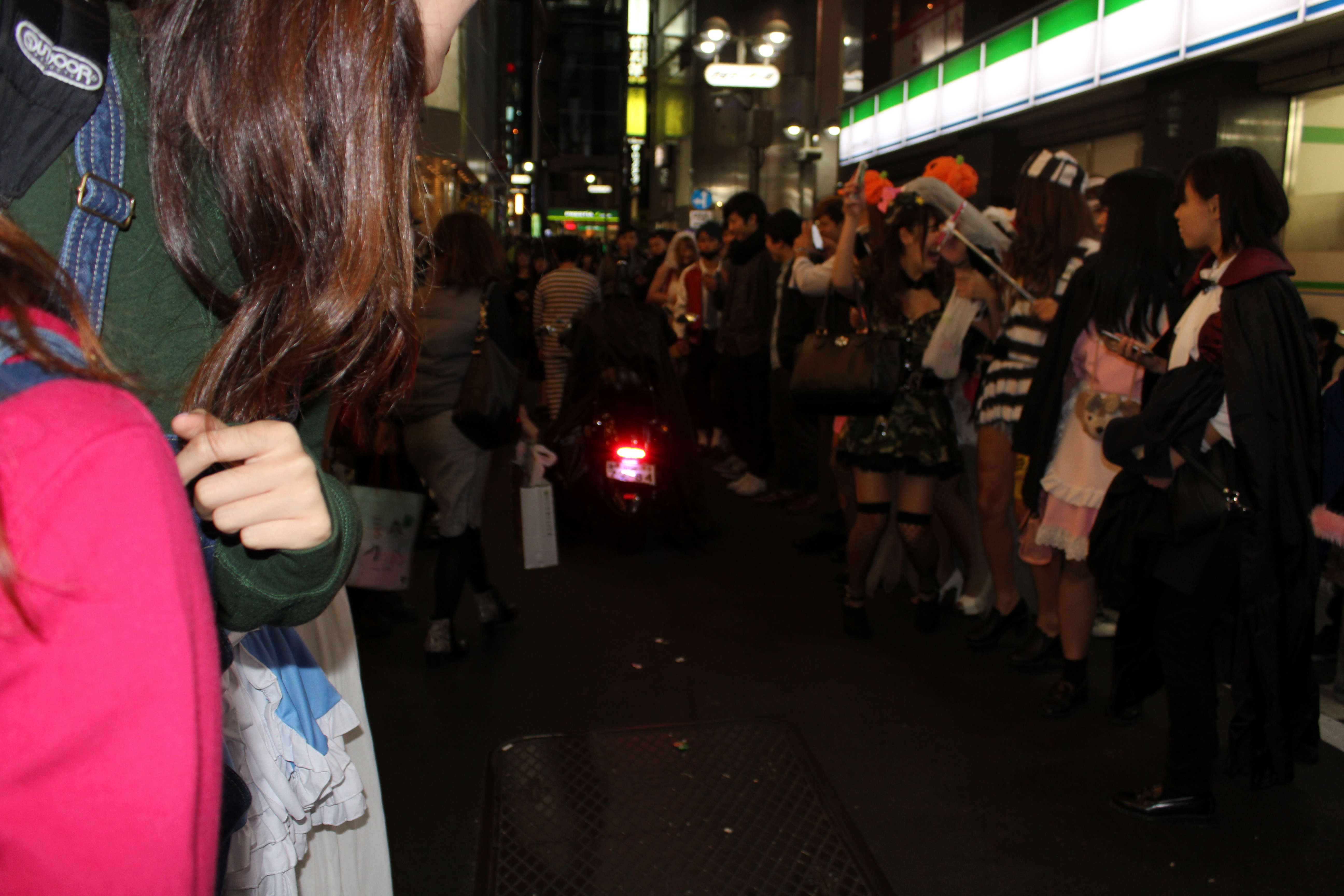 【写真】JKとJDで溢れる渋谷ハロウィン当日！  非日常を求める10代たち