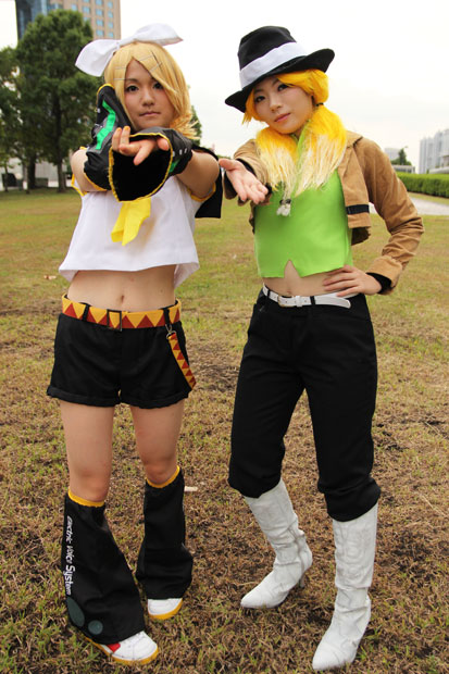 左はみもりさんによる鏡音リン、右は『ダンボール戦機W』から、ずんだ最中さんによるジェシカ・カイオス