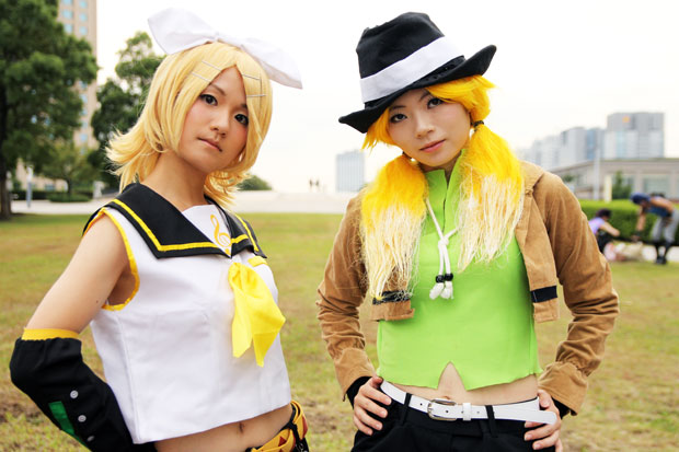 左はみもりさんによる鏡音リン、右は『ダンボール戦機W』から、ずんだ最中さんによるジェシカ・カイオス