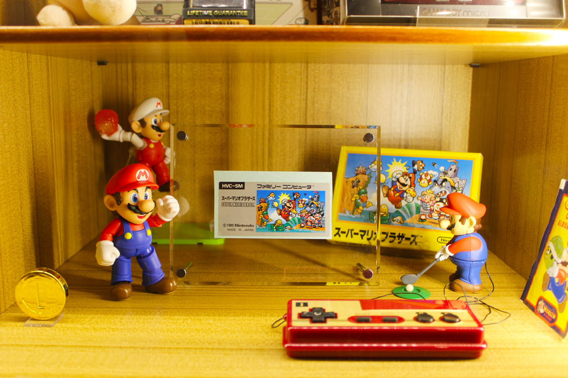 一番レアなグッズだという『スーパーマリオブラザーズ』のファミコンカセットに貼る前のタイトルシール