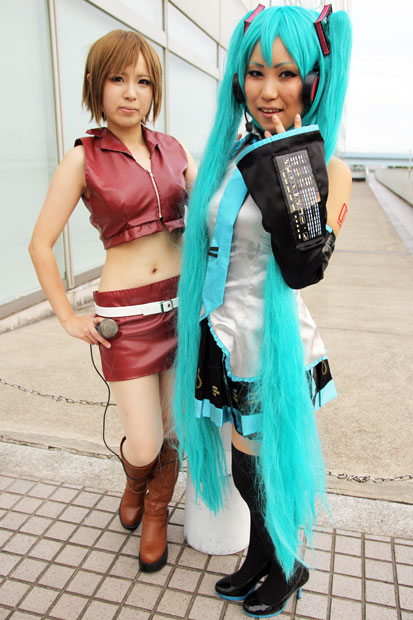 左は彪汰[AYATA]さんによるMEIKO、右はR:nさんによる初音ミク