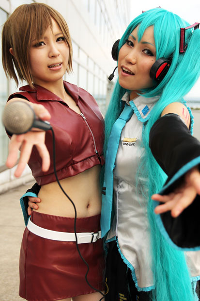 左は彪汰[AYATA]さんによるMEIKO、右はR:nさんによる初音ミク