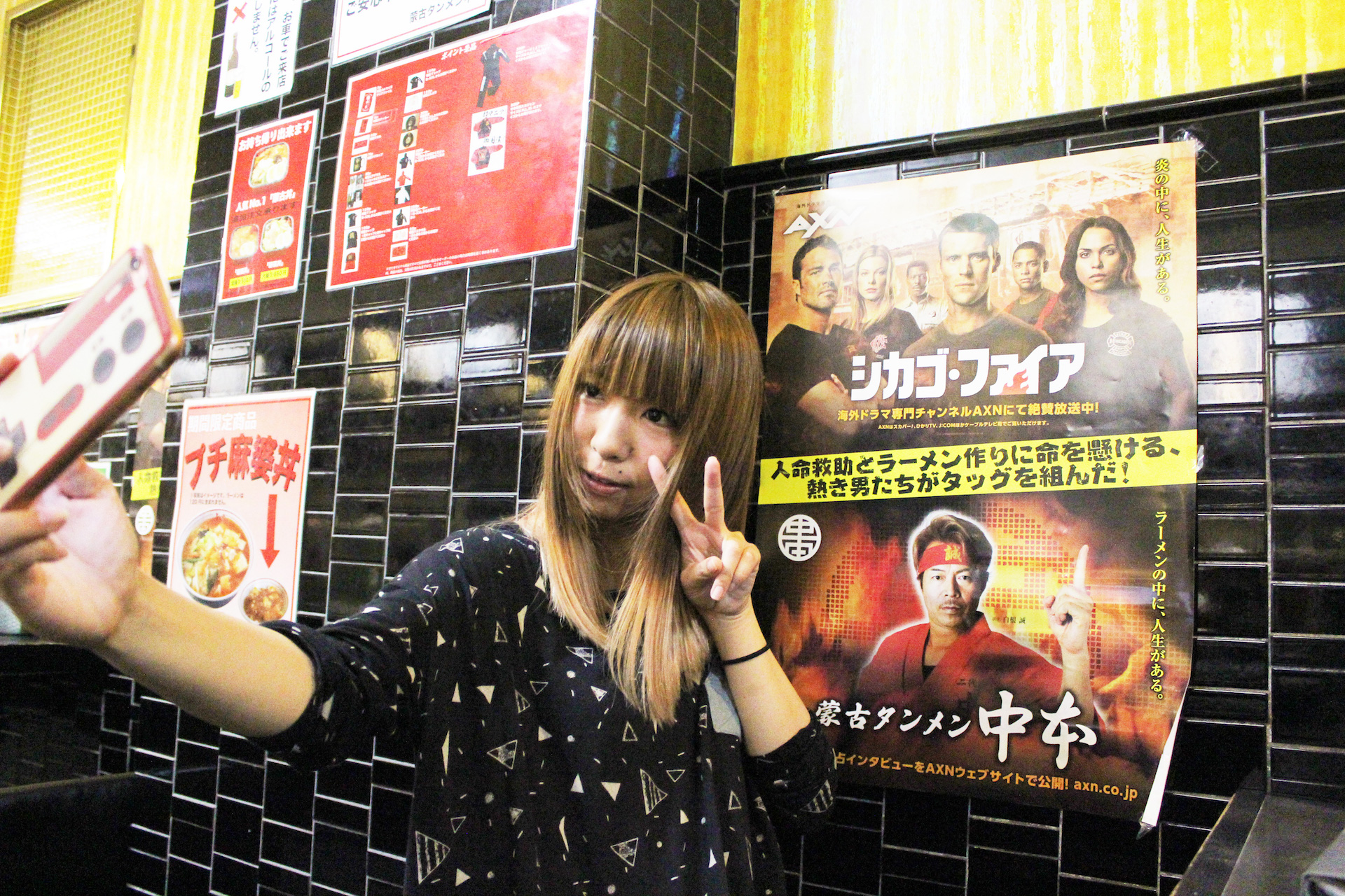 お店に着くなりポスターと自撮りしだすかよちゃん
