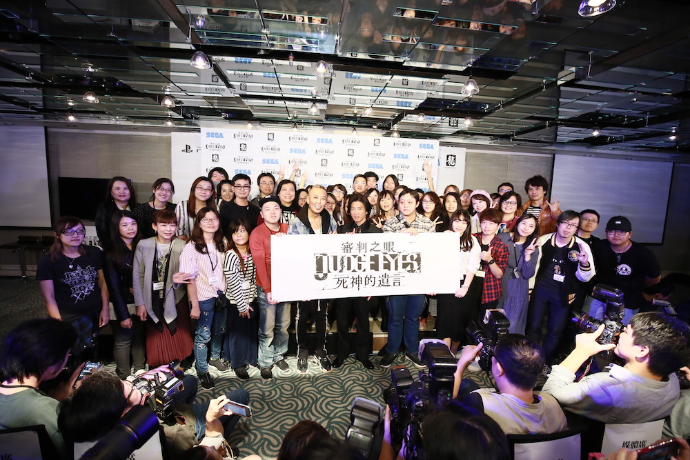 会場に訪れたファンとの記念撮影