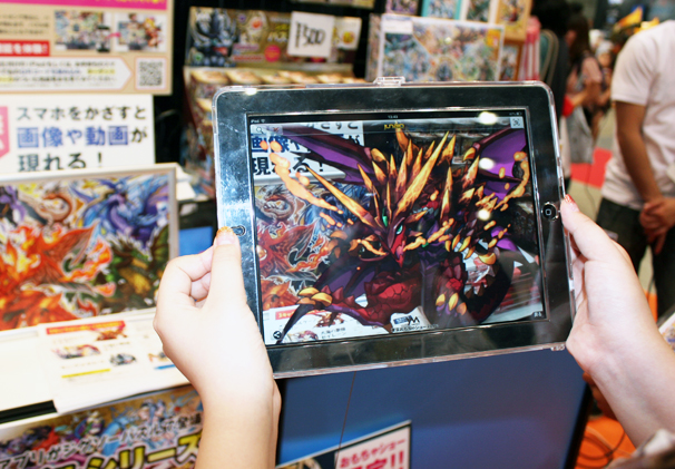 やのまんブースでは、大人気スマートフォンゲーム「パズドラ」の人気モンスターが、AR技術によって飛び出す仕掛けを用意。子どもたちも興奮して触っていました。