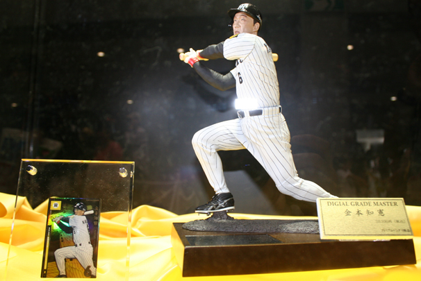 3Dデジタルスキャン技術を用い、2003年の阪神移籍後甲子園初HRのシーンを完全再現した、「金本知憲」さんのフィギュア。