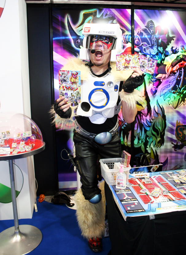 「爆烈連鎖バンバーン」のコーナーにいたお兄さん。強烈です……。 http://gashapon.jp/bang-burn/