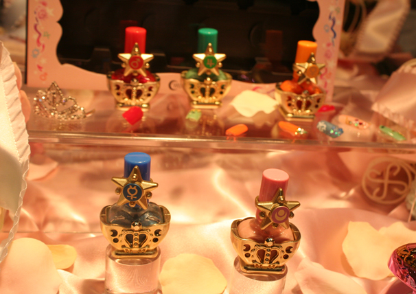 こちらは「ネイルコレクション」。使うのがもったいないぐらい、存在感がありました! http://p-bandai.jp/creerbeaute/sailormoon/20thspecial/#nailcollection