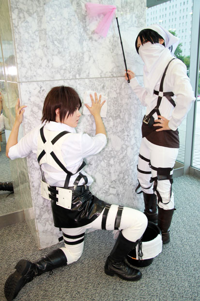 『進撃の巨人』から、左はMIZUKIさんによるエレン・イェーガー、右はれんこんさんによるリヴァイ兵士長