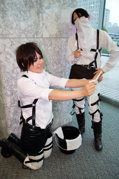 『進撃の巨人』から、左はMIZUKIさんによるエレン・イェーガー、右はれんこんさんによるリヴァイ兵士長