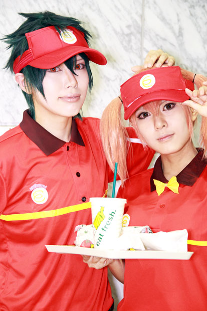 『はたらく魔王さま！』から、左は慧菟-Keito-さんによる魔王、右は柑奈さんによる佐々木千穂