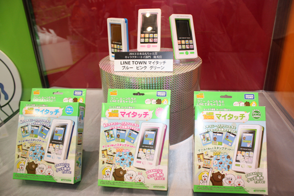8月発売予定の「LINE TOWN MY TOUCH」。スマートフォンを触るように、LINEあそびができるとか。