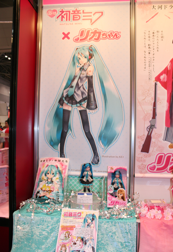 道行く人が思わず立ち止まっていた、初音ミクとリカちゃんのコラボ!