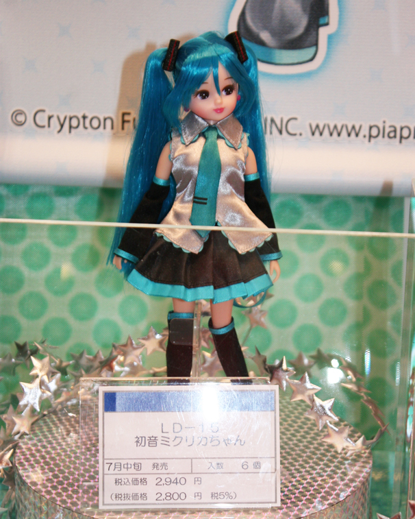 リカちゃんが初音ミクのコスプレをしたら、こうなったようです。発売は7月中旬!
