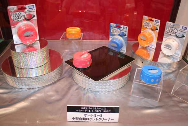 スマートデバイス向けお掃除ロボット、「オートミ―S」。小さいながらも縦横無尽にディスプレイ上を拭いて回る姿にキュンとしました。