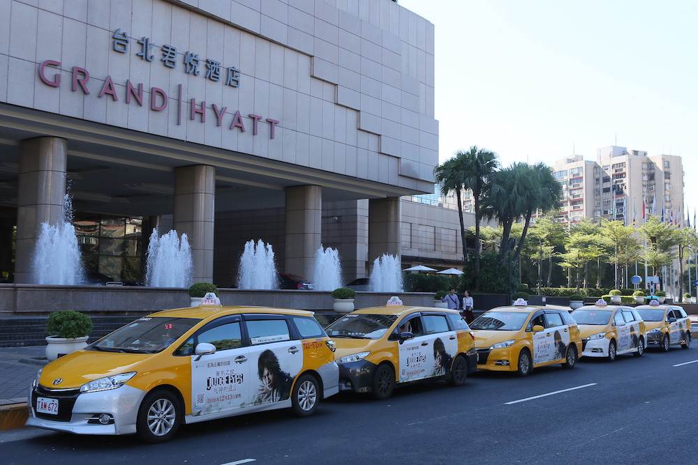 台湾内を走るラッピングタクシー