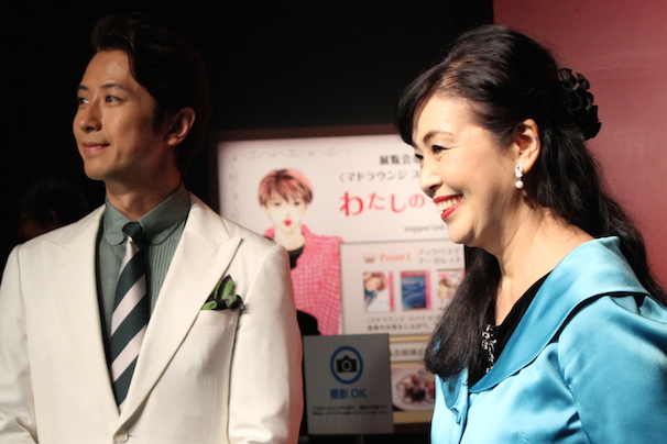 俳優・谷原章介さん(左)とマンガ家・池田理代子さん(右)