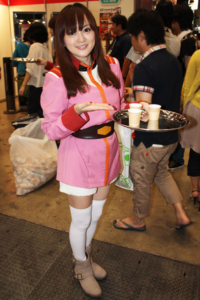 バンダイブース内ガンダムカフェのコンパニオンさん