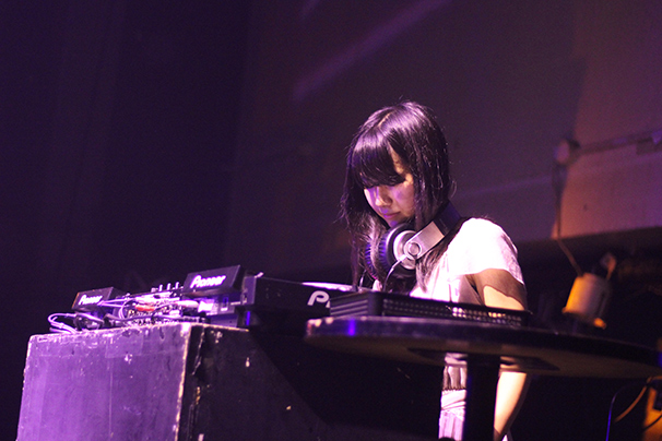 ブースに立つクルミクロニクルさん