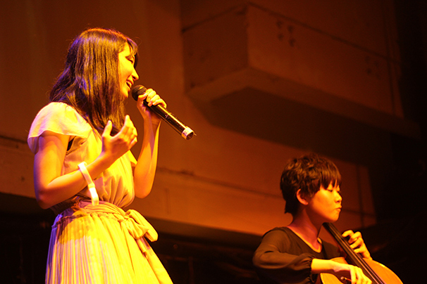 オレンジ(Sing with Cello)を歌い上げるクルミクロニクルさんと、チェリスト