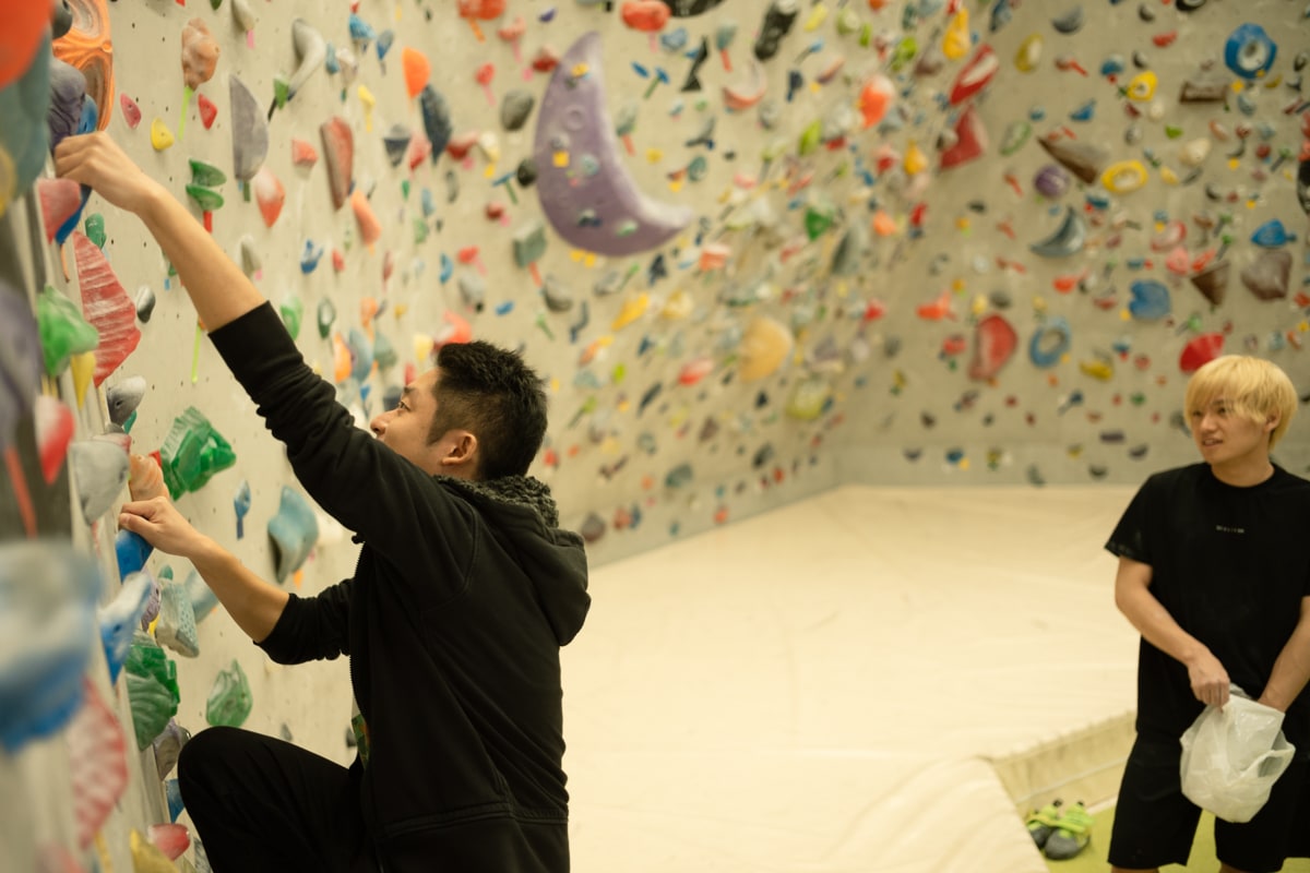 前日、生わさびをすったせいで両腕が筋肉痛に見舞われていた筆者も、果敢にもたなか氏の指導を受けながらボルダリング初挑戦