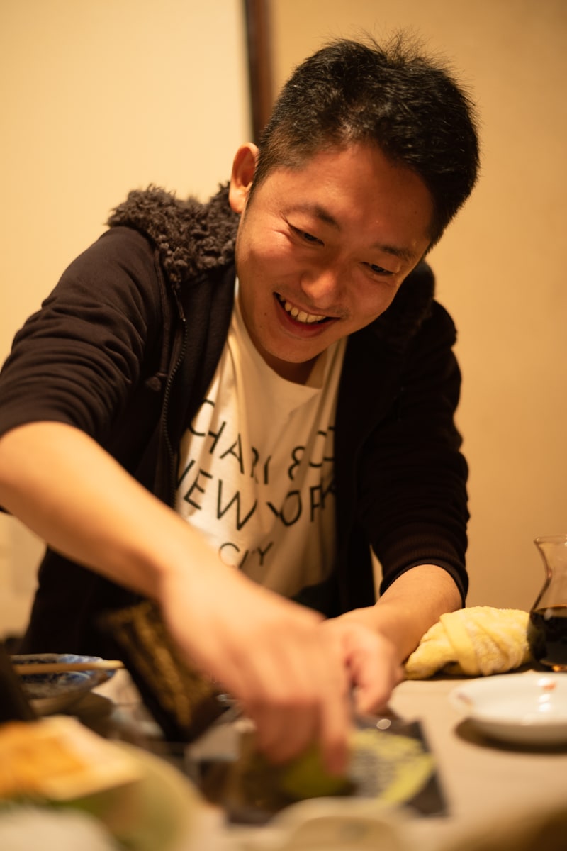 筆者。邪悪な顔をしてますが生わさびをすり続けているだけ