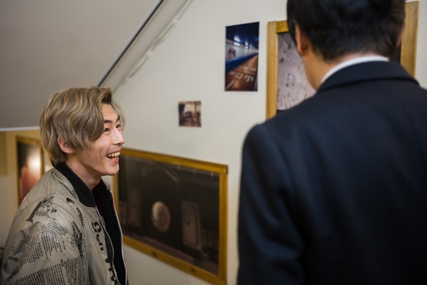 北九州酒場の至る所に貼られた写真から、話に花が咲く