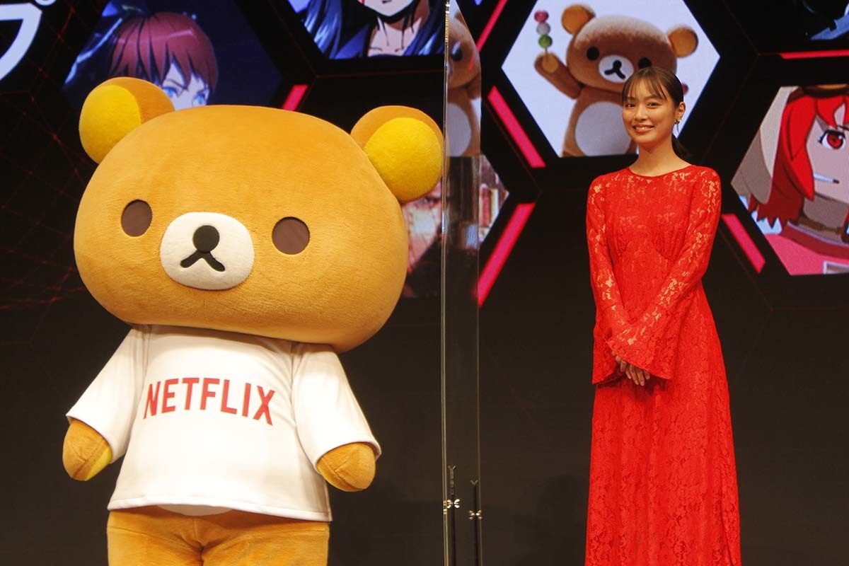 リラックマ（左）と内田理央さん（右）／編集部撮影