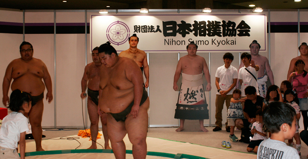 数あるブースの中でも異様な存在感を放っていた「日本相撲協会」。