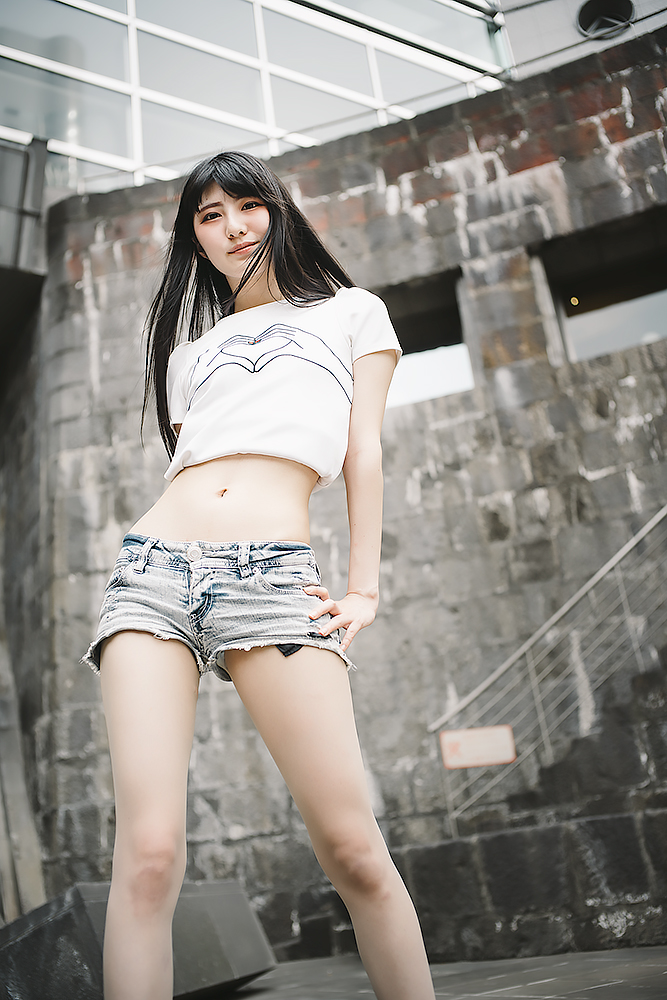 絶世の美脚美女にしてヘソ美人 みりっくさん写真