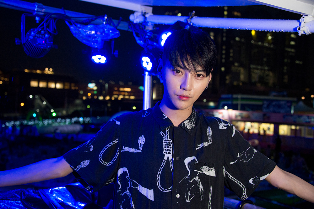 ナイトプールのギャルを激写