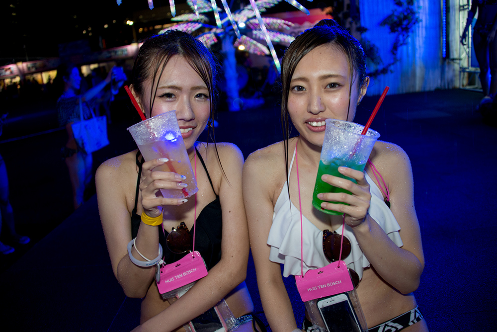 ナイトプールのギャルを激写