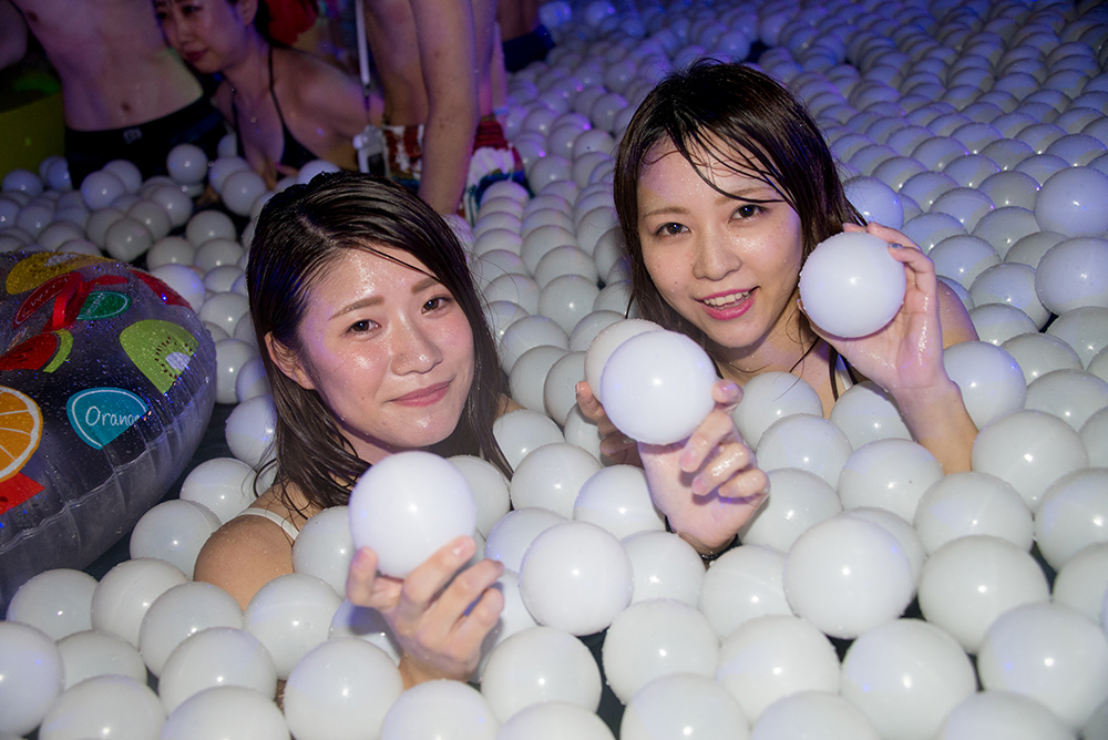 ナイトプールのギャルを激写