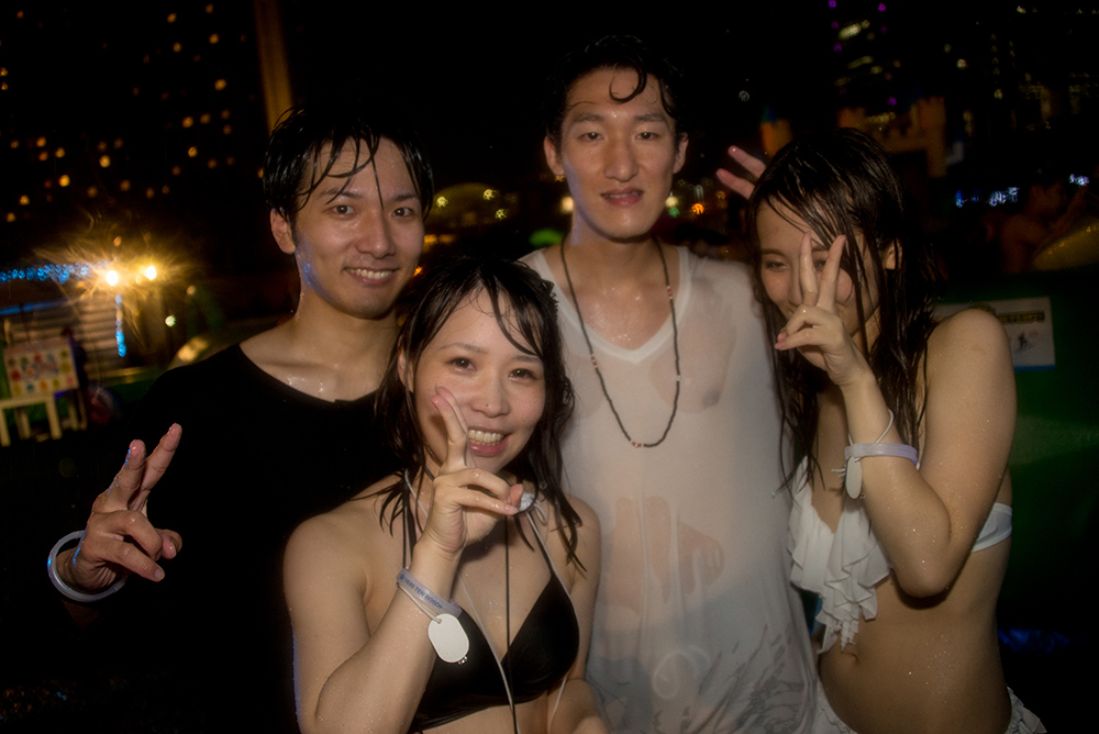 ナイトプールのギャルを激写