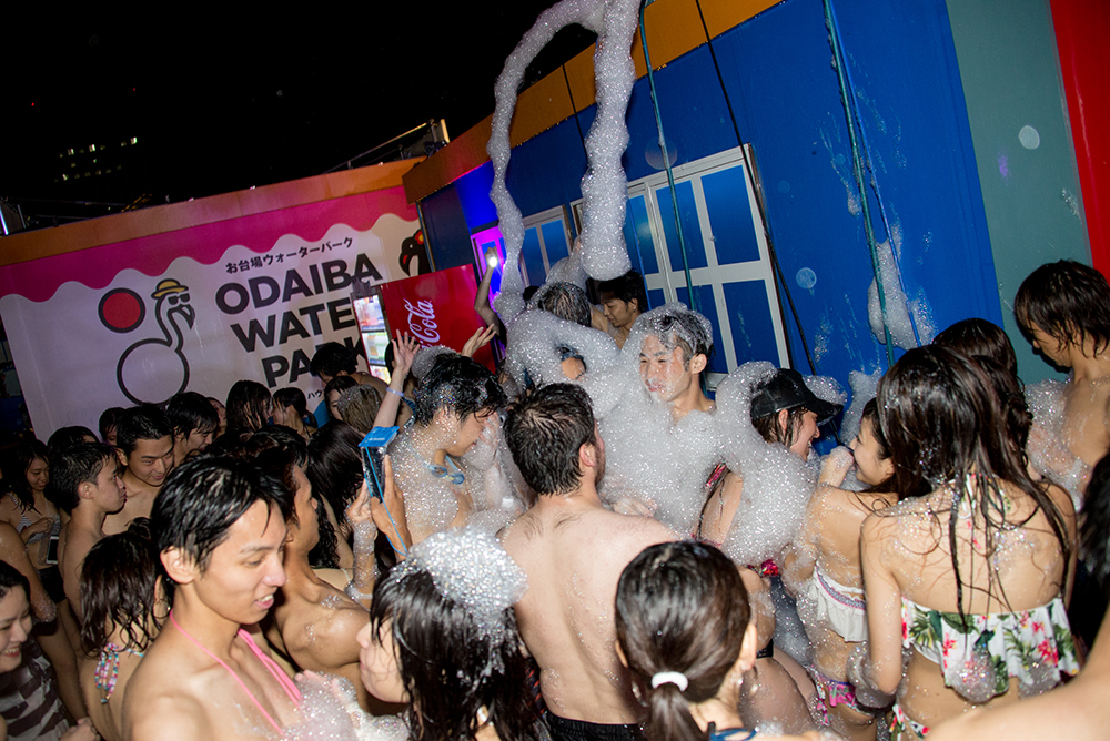 ナイトプールのギャルを激写