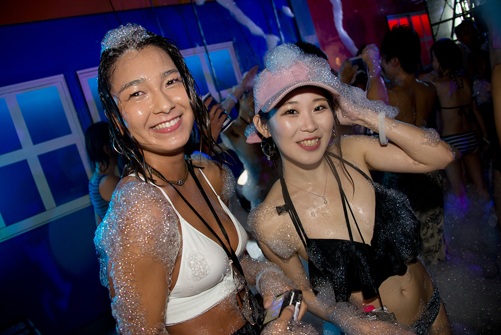 ナイトプールのギャルを激写