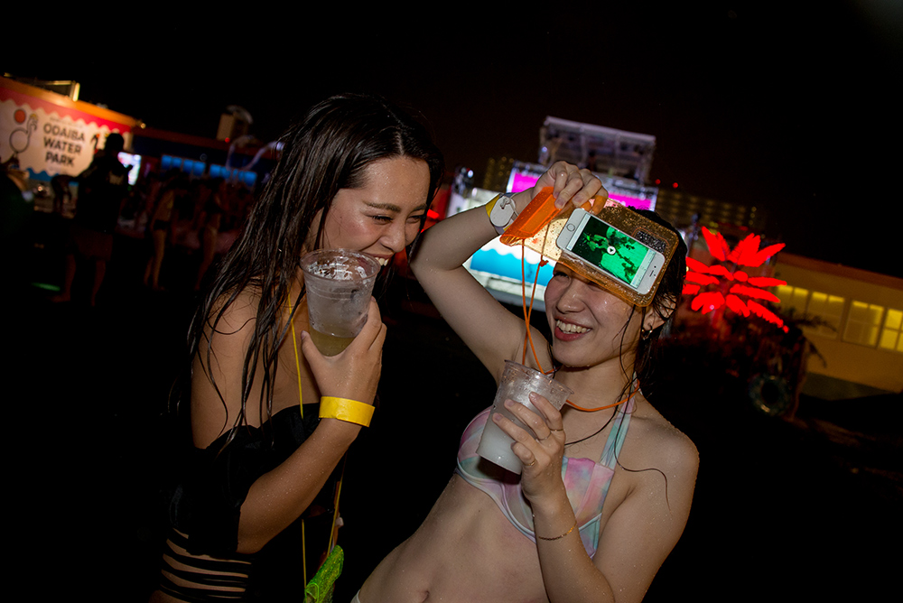 ナイトプールのギャルを激写