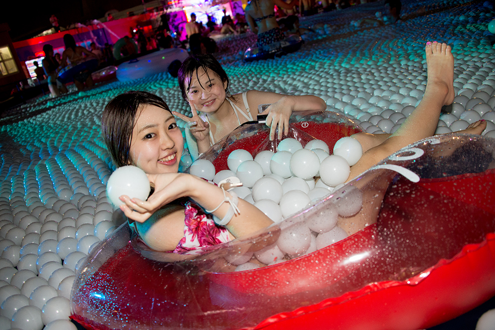 ナイトプールのギャルを激写