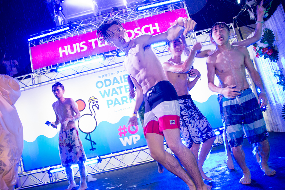 ナイトプールのギャルを激写