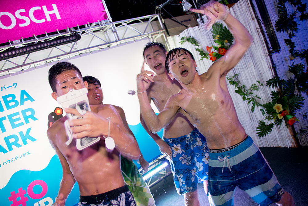 ナイトプールのギャルを激写