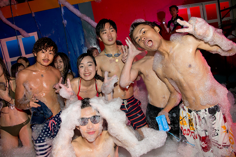 ナイトプールのギャルを激写