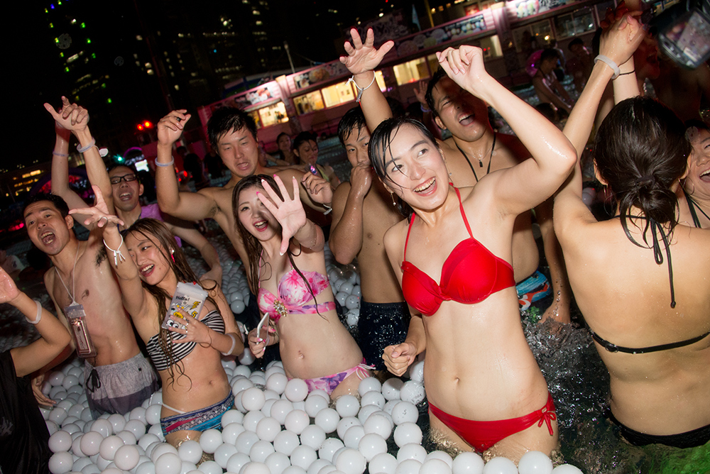 ナイトプールのギャルを激写