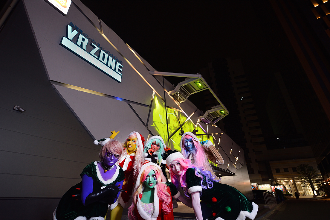 異色肌ギャルがクリスマスコスプレ披露！ ミニスカサンタに