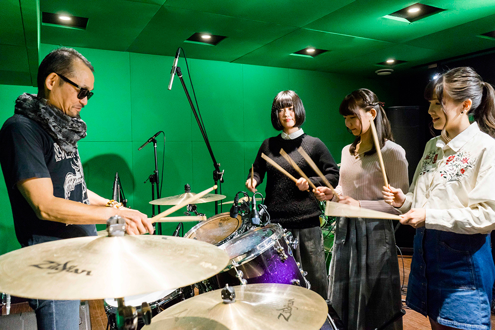 スティックの持ち方から教わる3人